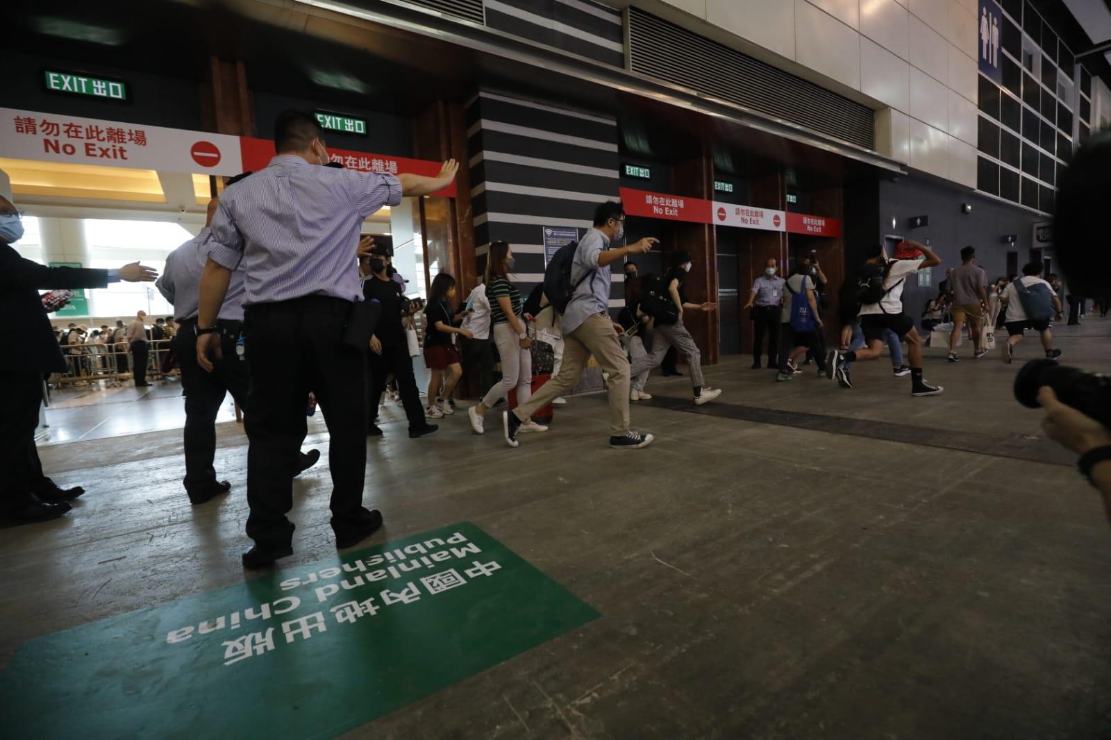 市民紛紛跑進場,希望買到心儀書籍