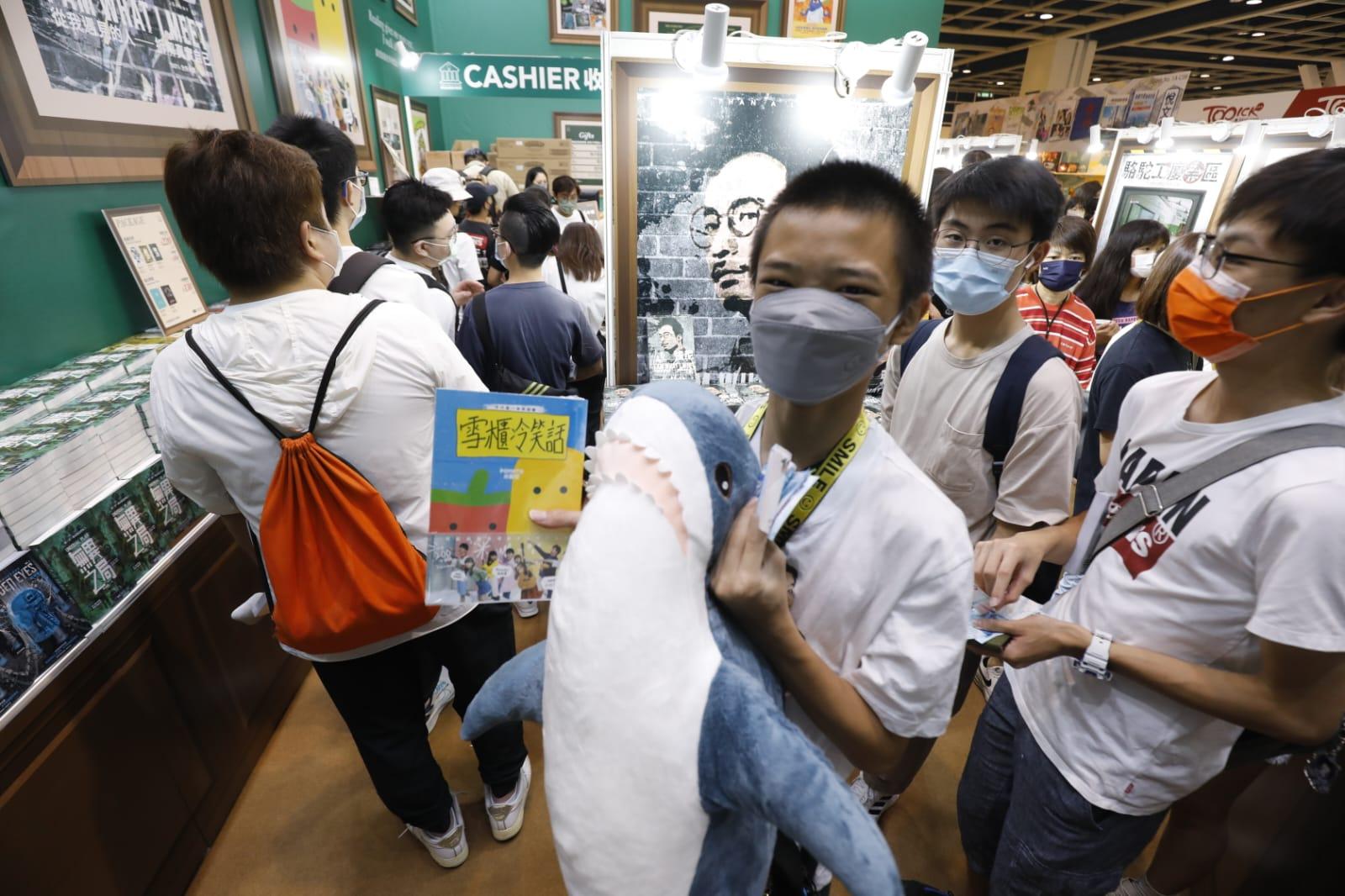 帶著公仔的市民準備購買「雪櫃冷笑話」