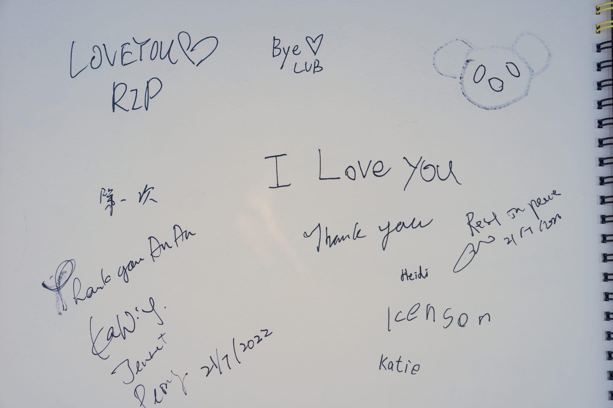 海洋公園設弔唁冊,供市民悼念大熊貓安安。(陳奕釗攝)