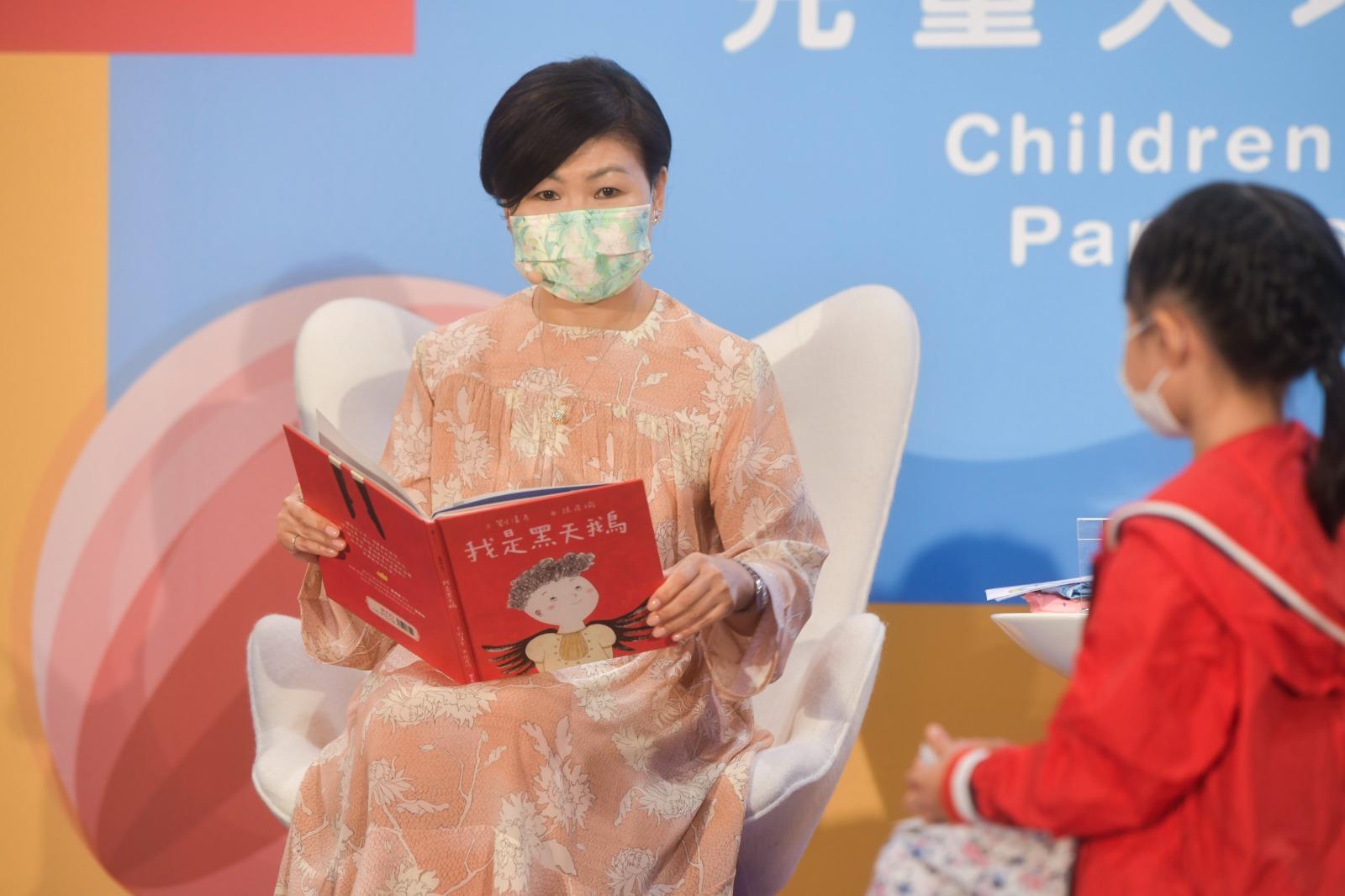 消委會, 黃鳯嫺, 書展, 我是黑天鵝