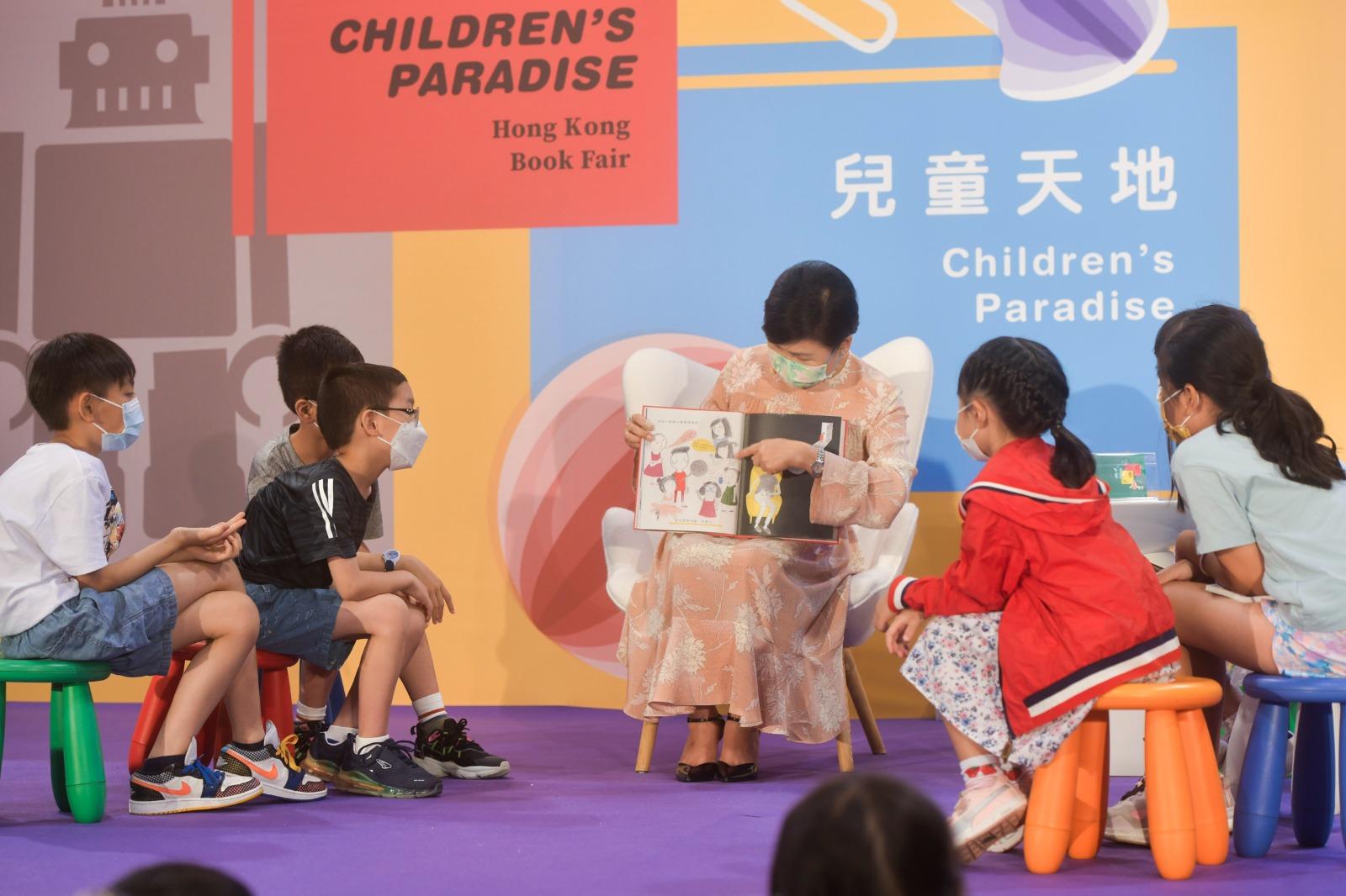 消委會, 黃鳯嫺, 書展, 我是黑天鵝