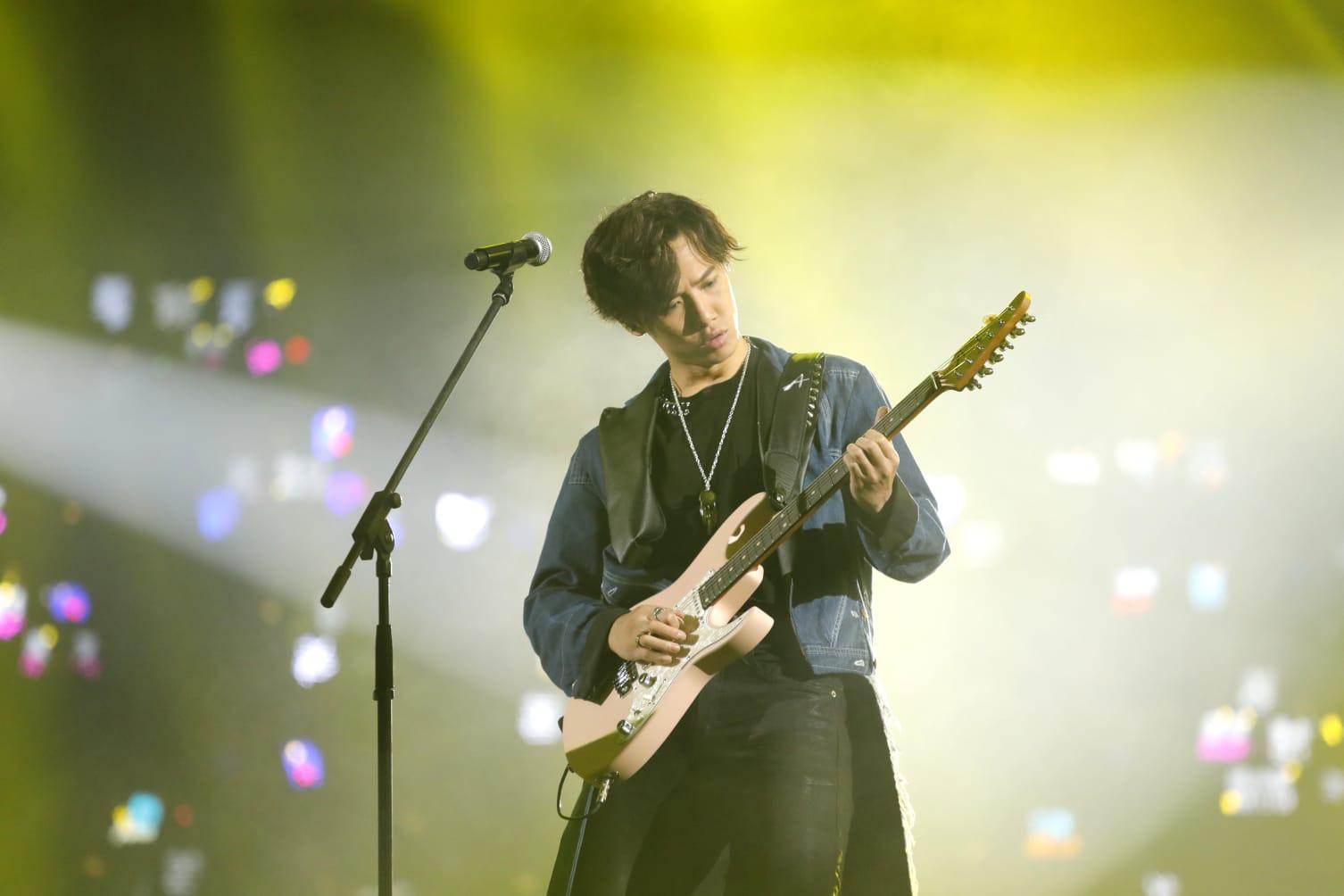 Stanley邱士縉大彈結他。