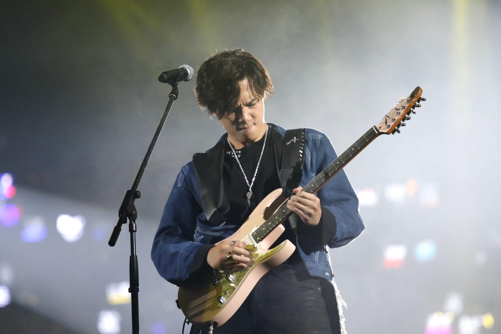 Stanley邱士縉大彈結他。