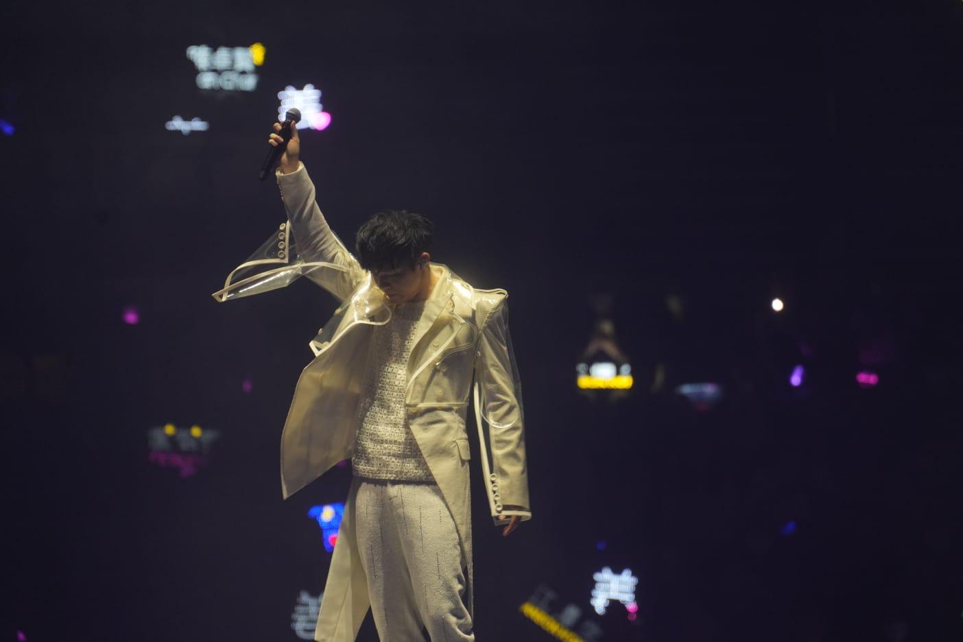 Ian遞咪向觀眾示意由大家唱,此時音樂也停了。