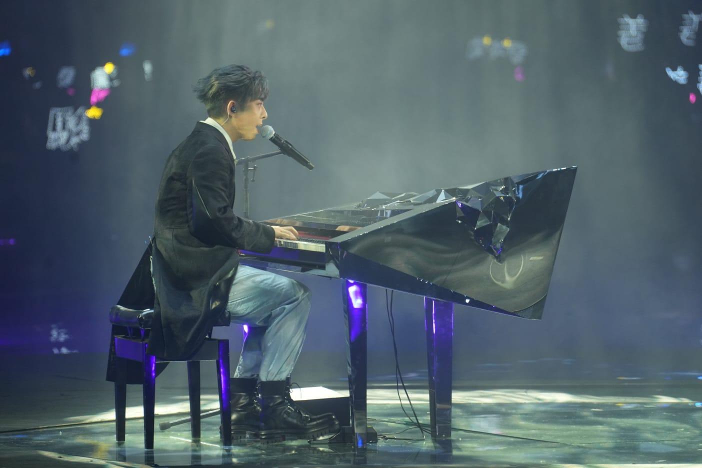 Edan不但咪高峰出問題,連鋼琴竟然出現音調不準。