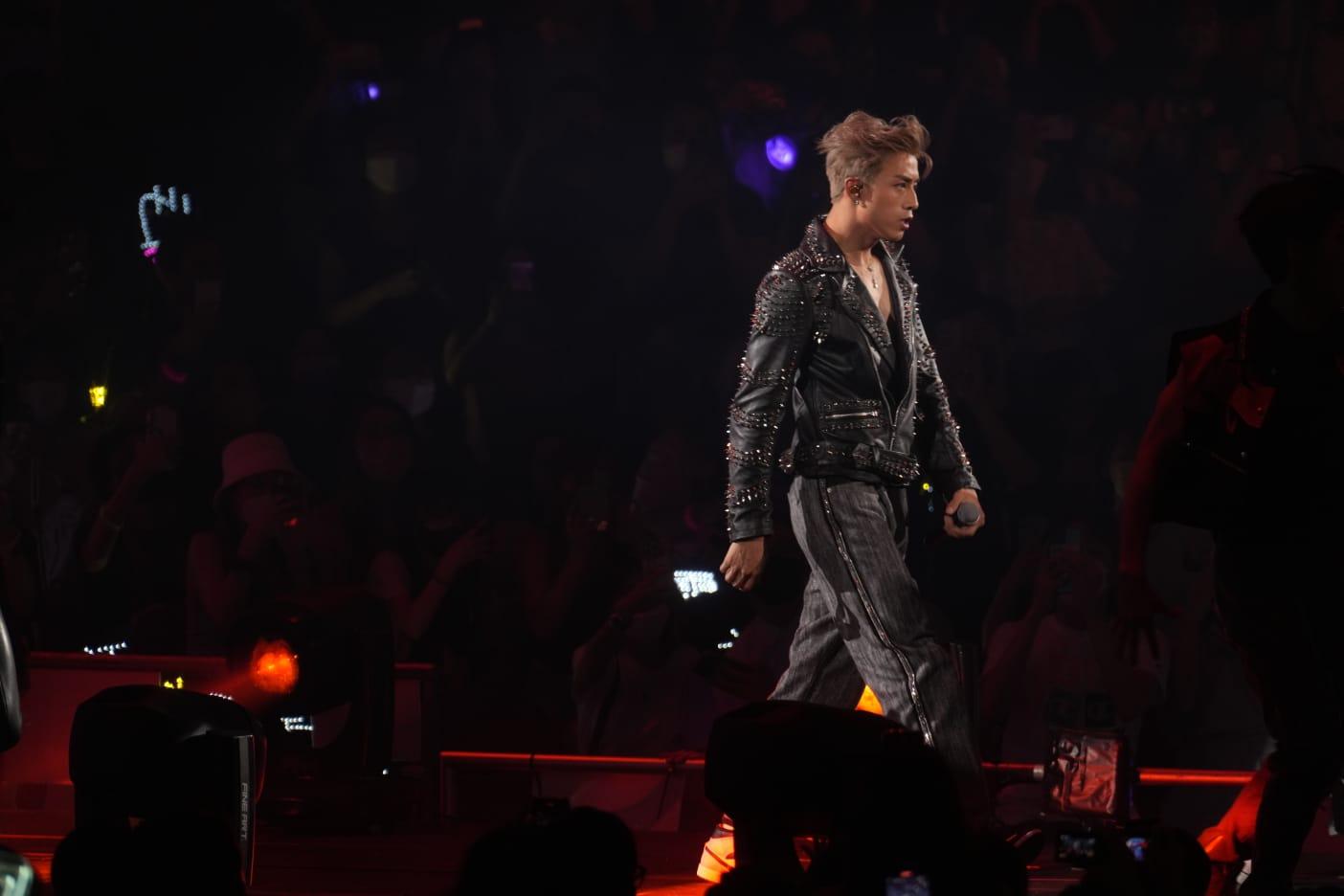 AK見到舞台出現卡一卡的情況,很快定神繼續表演。