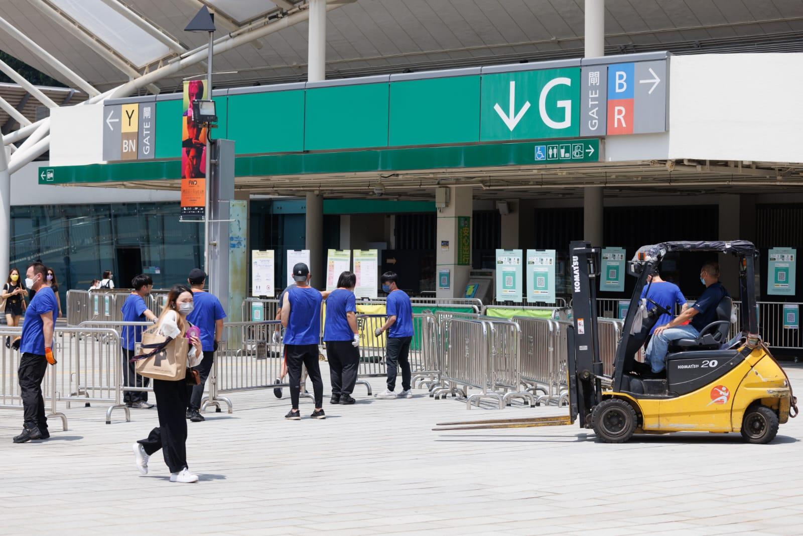 工作人員設置鐵馬管制人群。(蘇文傑攝)