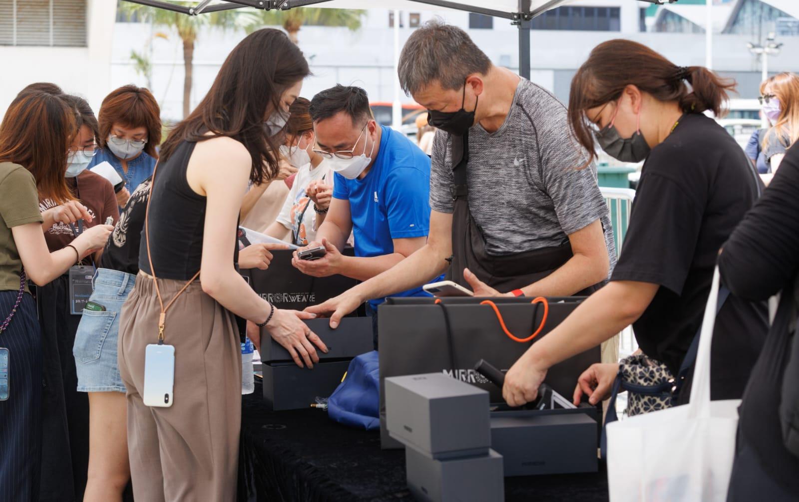 售賣處另設試燈櫃位。(蘇文傑攝)