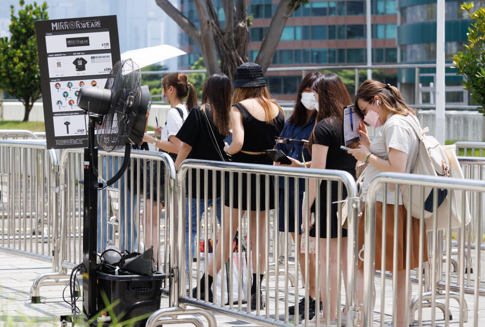 每15分鐘為一節,平均有不足50人在場等候。(蘇文傑攝)