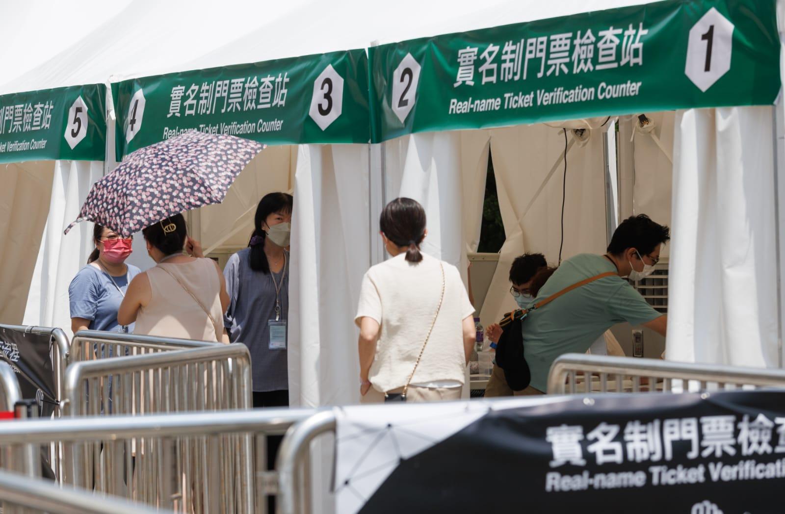 工作人員設置鐵馬管制人群。(蘇文傑攝)