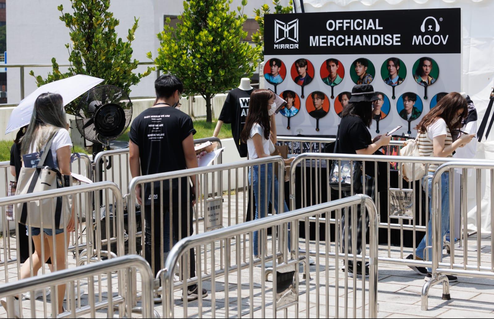 每15分鐘為一節,平均有不足50人在場等候。(蘇文傑攝)