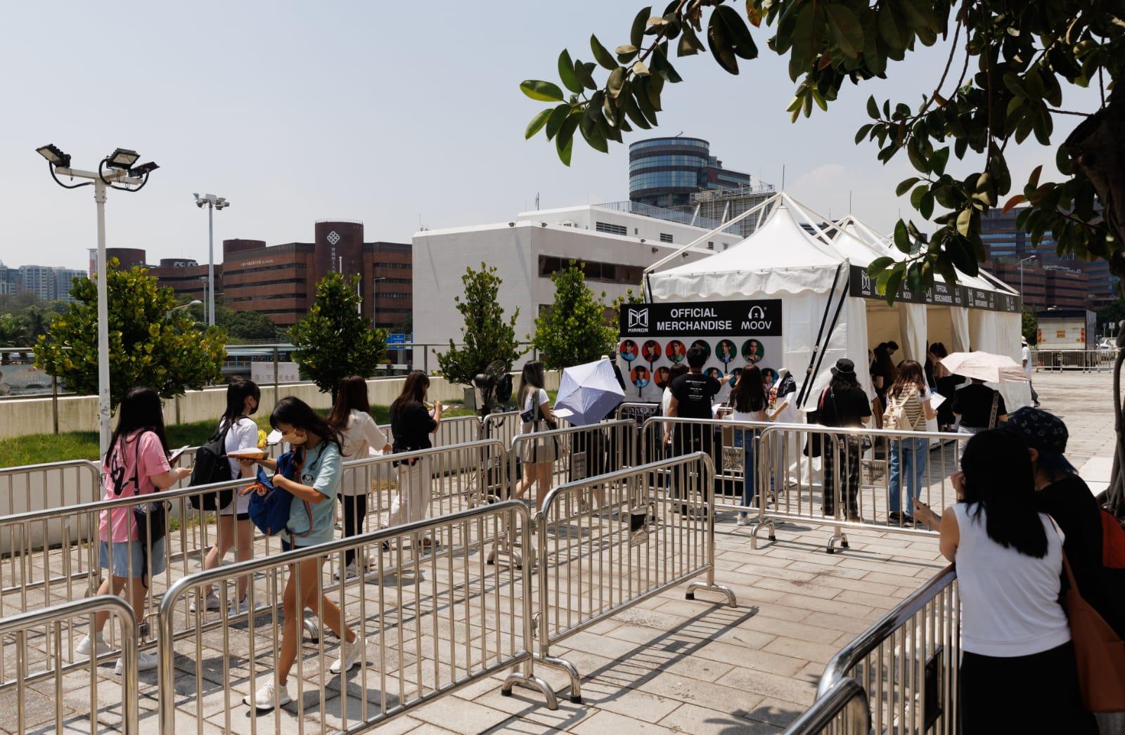 每15分鐘為一節,平均有不足50人在場等候。(蘇文傑攝)