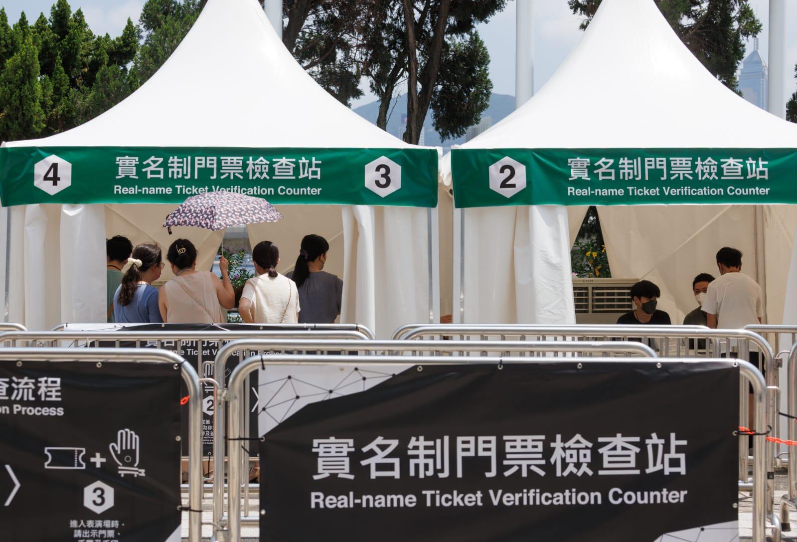 工作人員設置鐵馬管制人群。(蘇文傑攝)