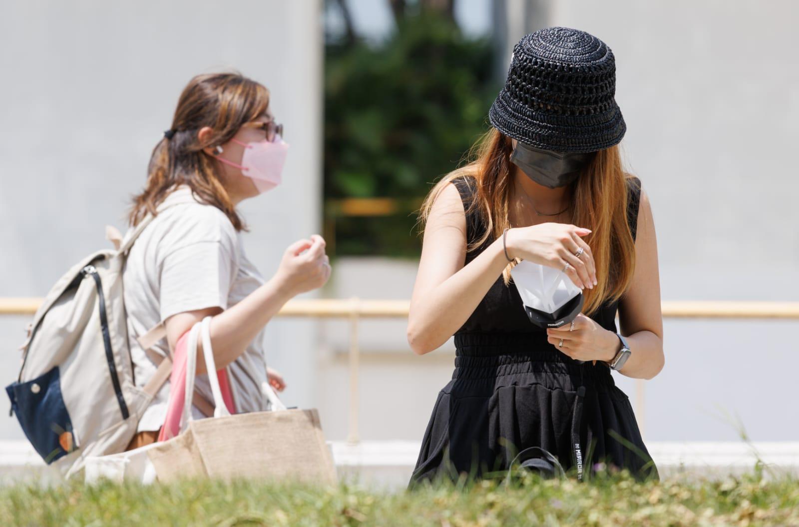 烈日當空下,購得手燈人士難以察覺顏色變化。(蘇文傑攝)