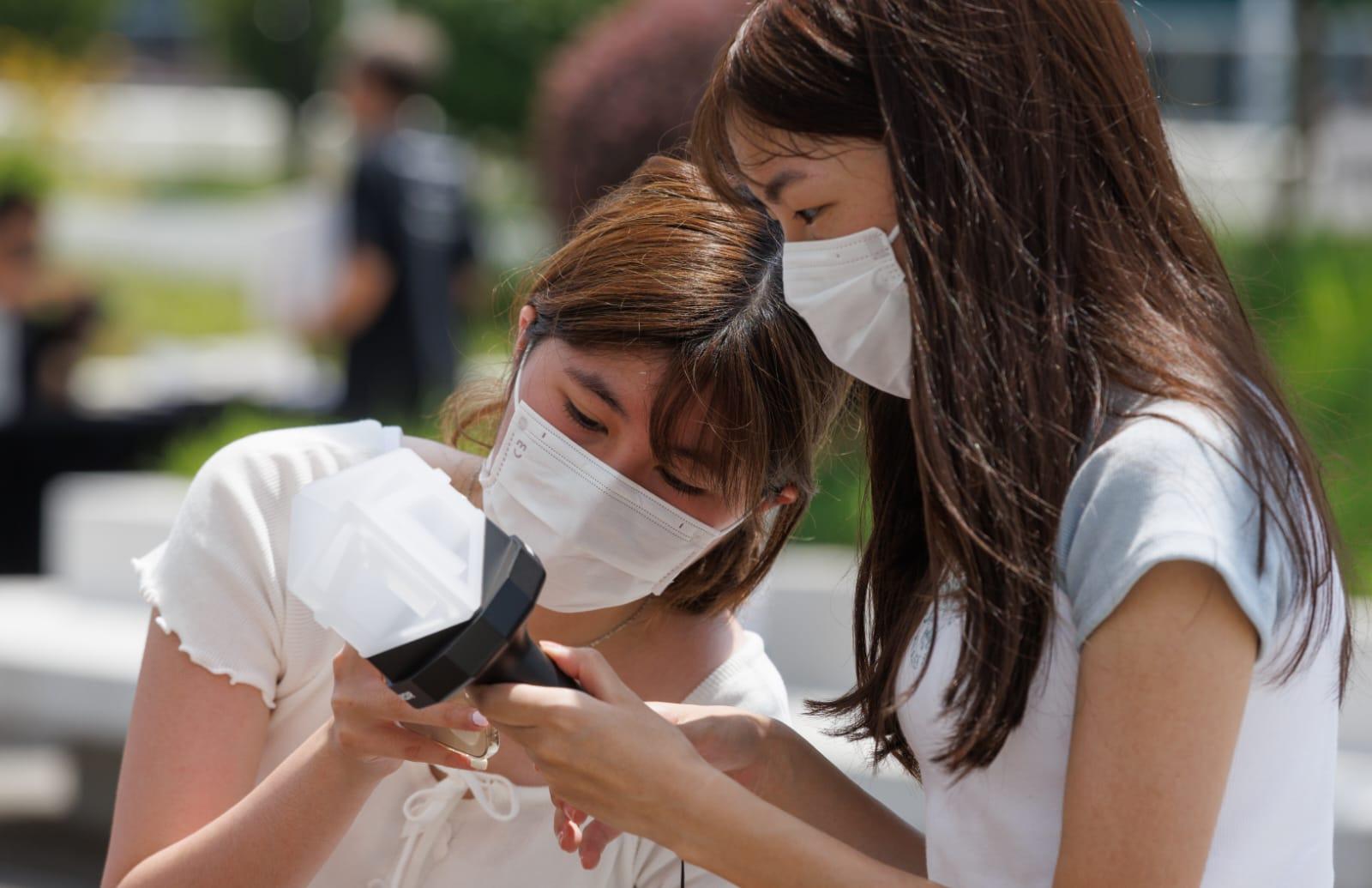 烈日當空下,購得手燈人士難以察覺顏色變化。(蘇文傑攝)