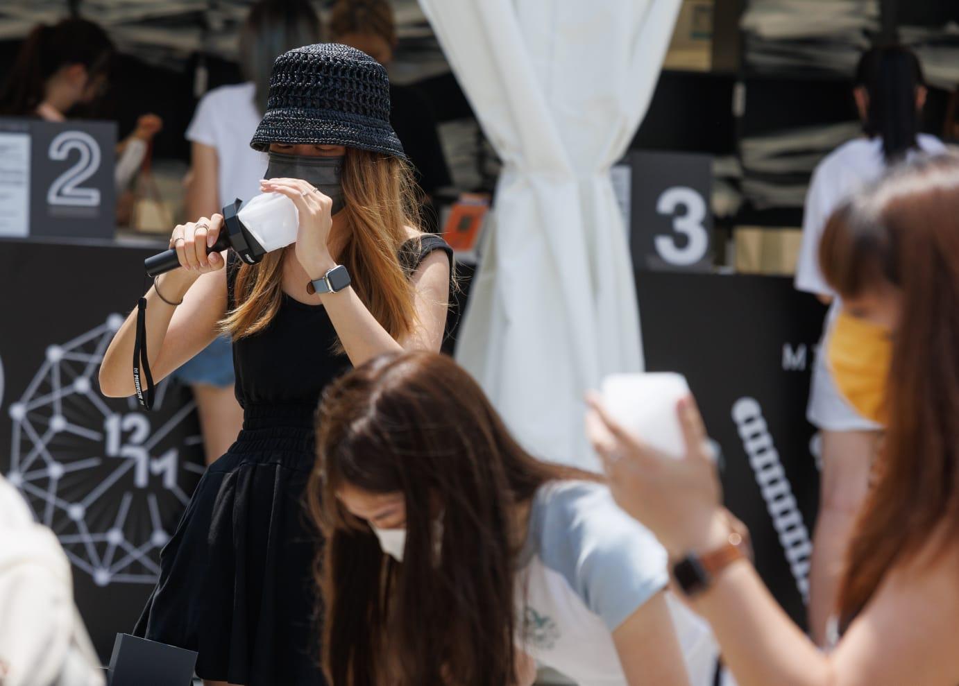 烈日當空下,購得手燈人士難以察覺顏色變化。(蘇文傑攝)