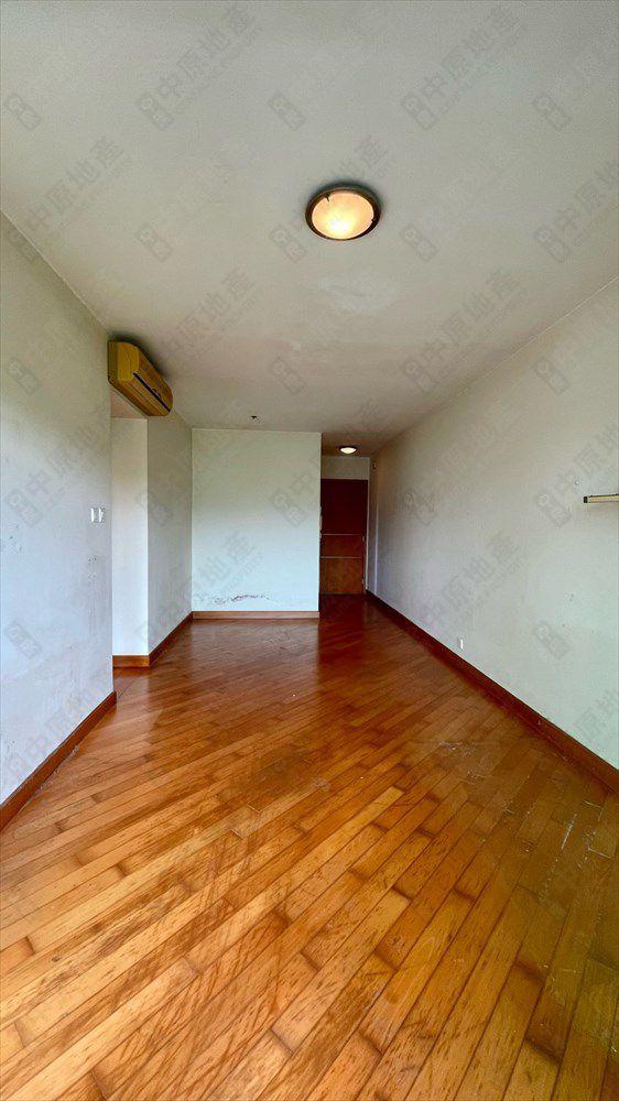 單位地板和牆身尚算新淨,間隔闊落實用。(代理提供相片)