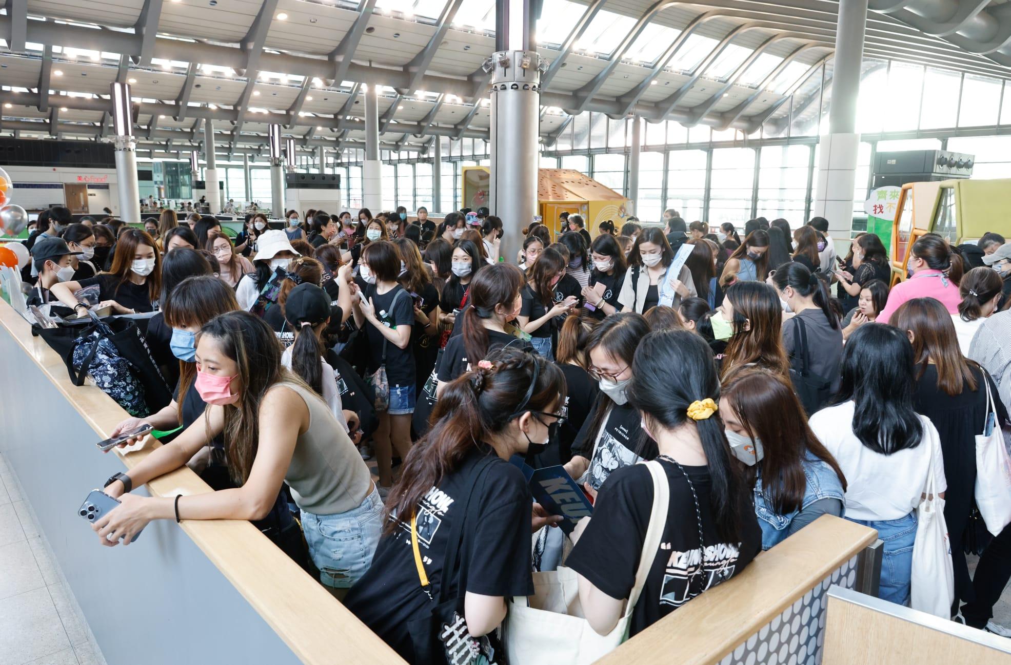 紅磡火車站企滿不少粉絲交換應援物品。(蘇文傑攝)