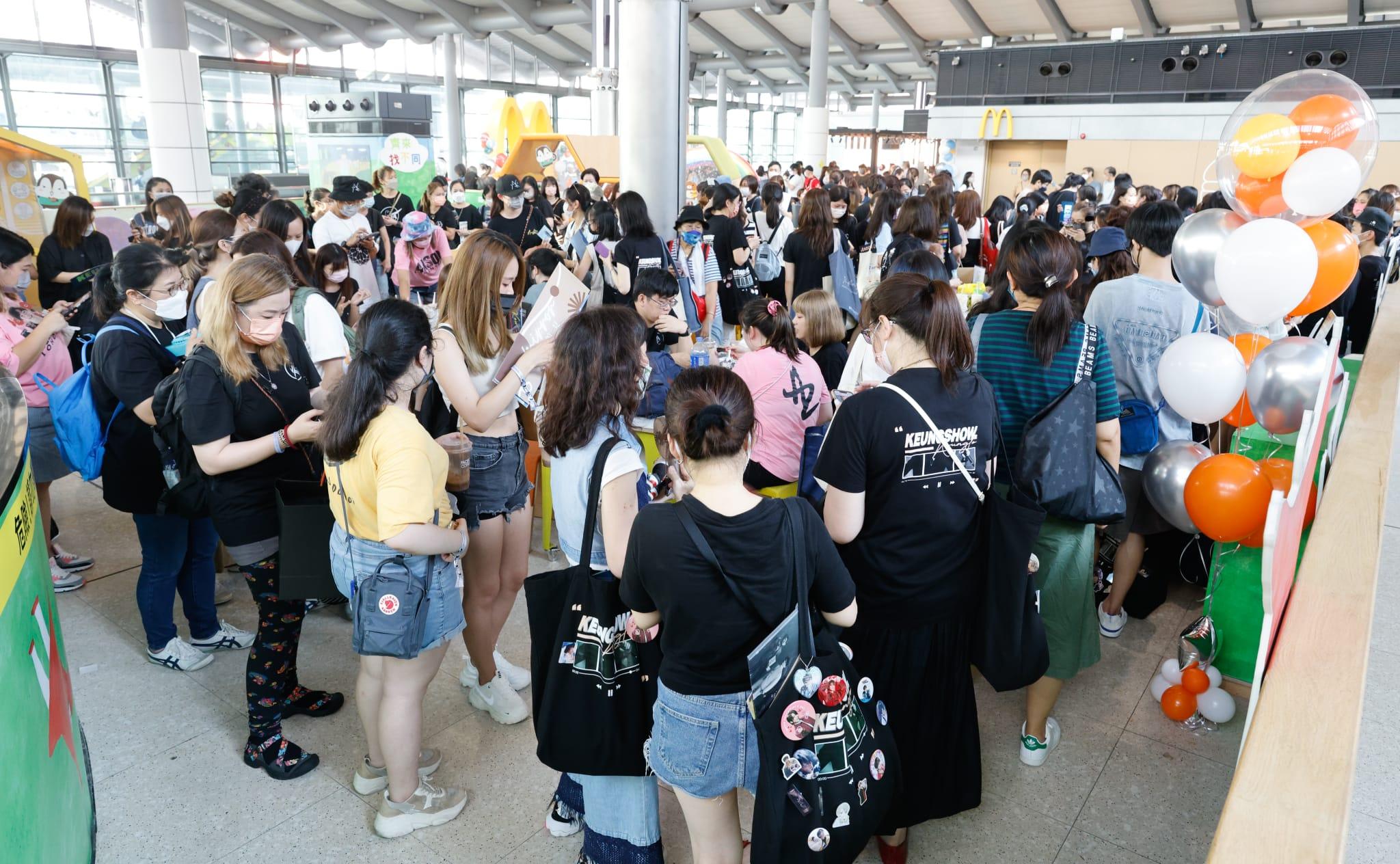 紅磡火車站企滿不少粉絲交換應援物品。(蘇文傑攝)