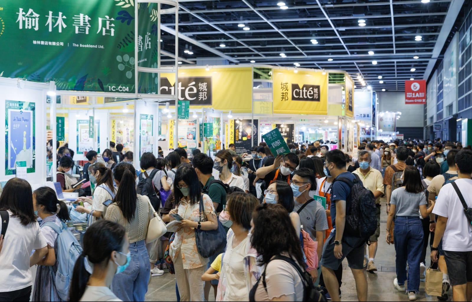 一連七日的香港書展將於今日下午5時閉幕,不少書商開始減價促銷。