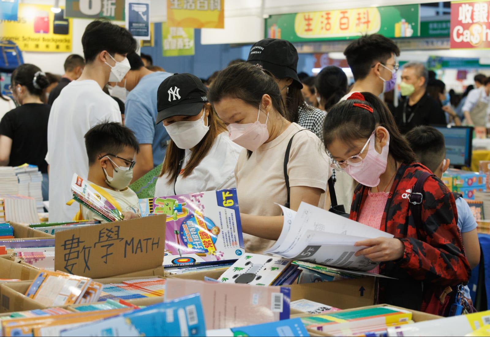 有家長與就讀小六的子女在放榜後拖篋入場,計劃購買10多本補充練習。