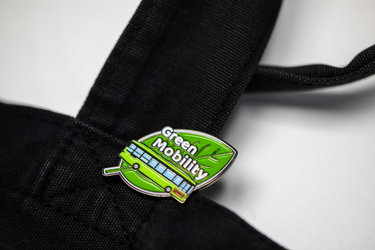 電巴襟章一套三款,有車頭和兩側的造型,設計精美,適合掛在鞋袋、背囊等隨身物品,為它們增添一點「綠」。