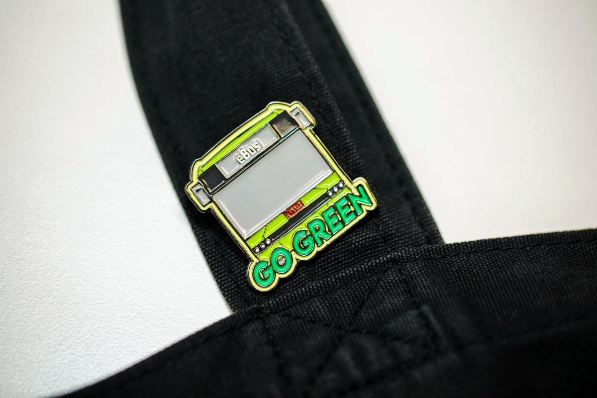 電巴襟章一套三款,有車頭和兩側的造型,設計精美,適合掛在鞋袋、背囊等隨身物品,為它們增添一點「綠」。