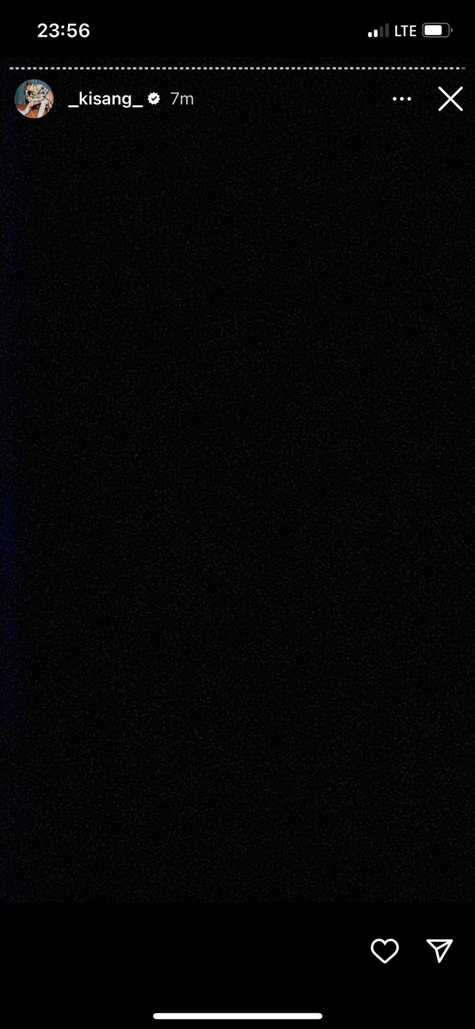 AK在IG限時動態發全黑圖。