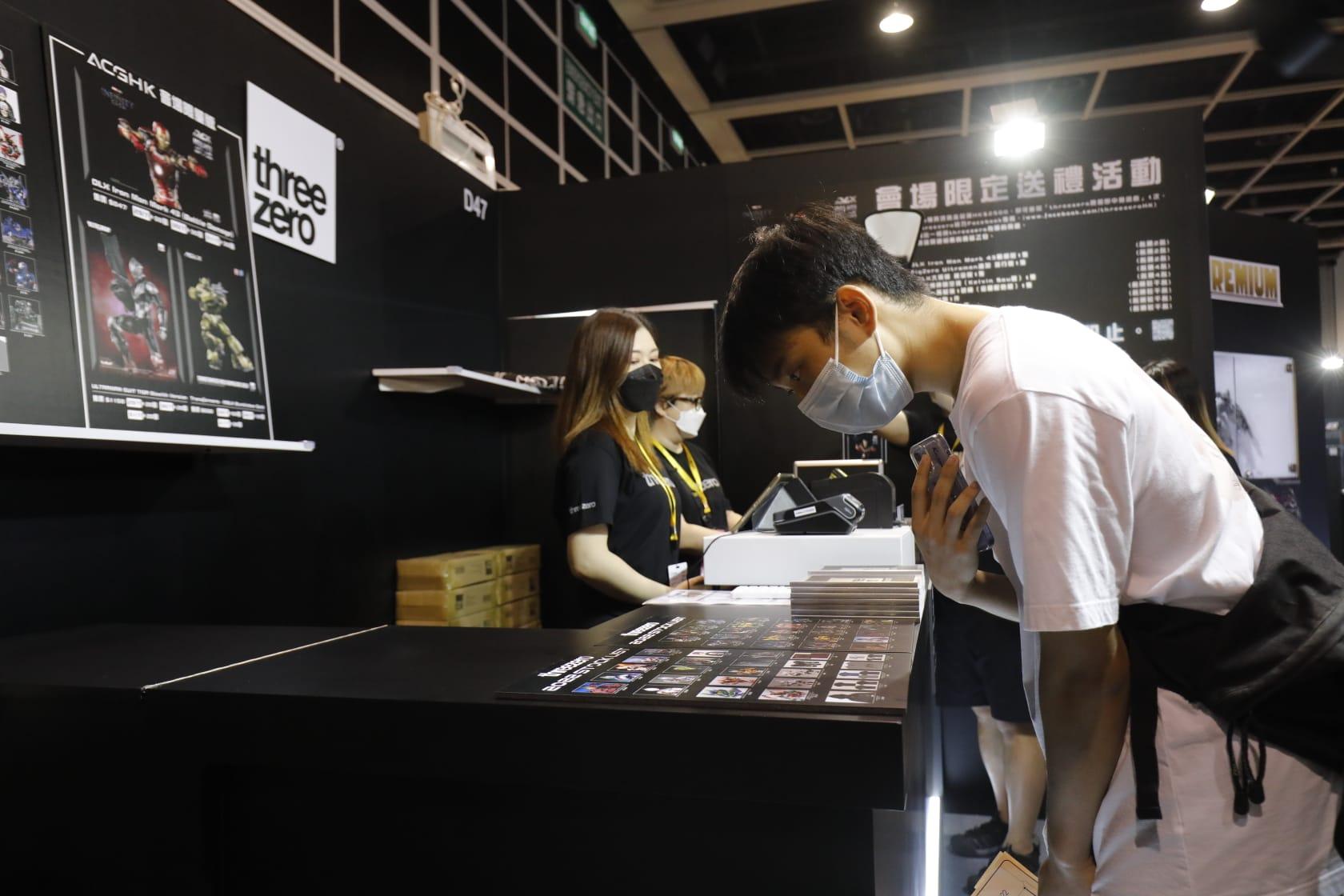 抽到頭籌位置的18歲陳先生早上7點多到,成為300人中第一個入場,他進場後花4000多元買PREMIUM《變形金剛:大黃蜂》柯柏文及價值500多元「限量版」MDXL大黃蜂黃金版。(林俊源攝)