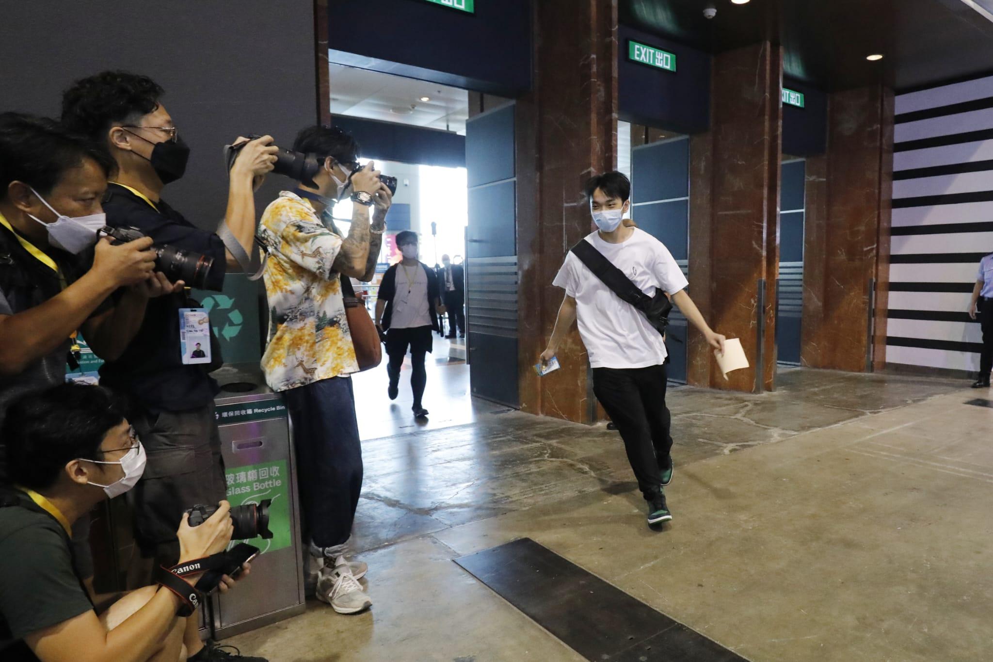 抽得頭籌的陳先生,入場時重現2007年動漫節,動漫迷莫先生的經典「反智轉身」入場畫面,引來現場陣陣歡呼聲。(林俊源攝)