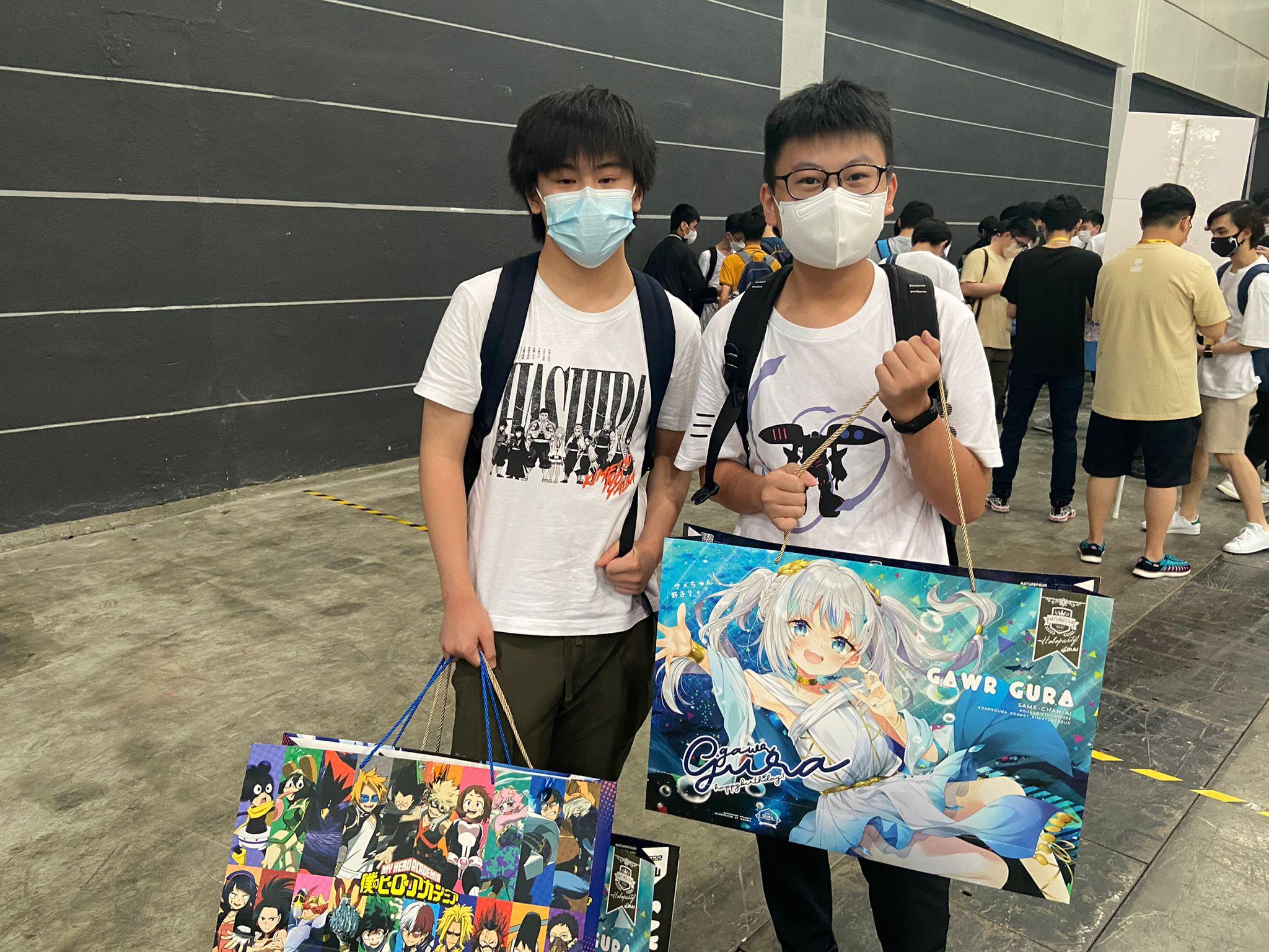 溫同學(左)和何同學(右)預計花費1300元賺買「心頭好」。(曾港深攝)