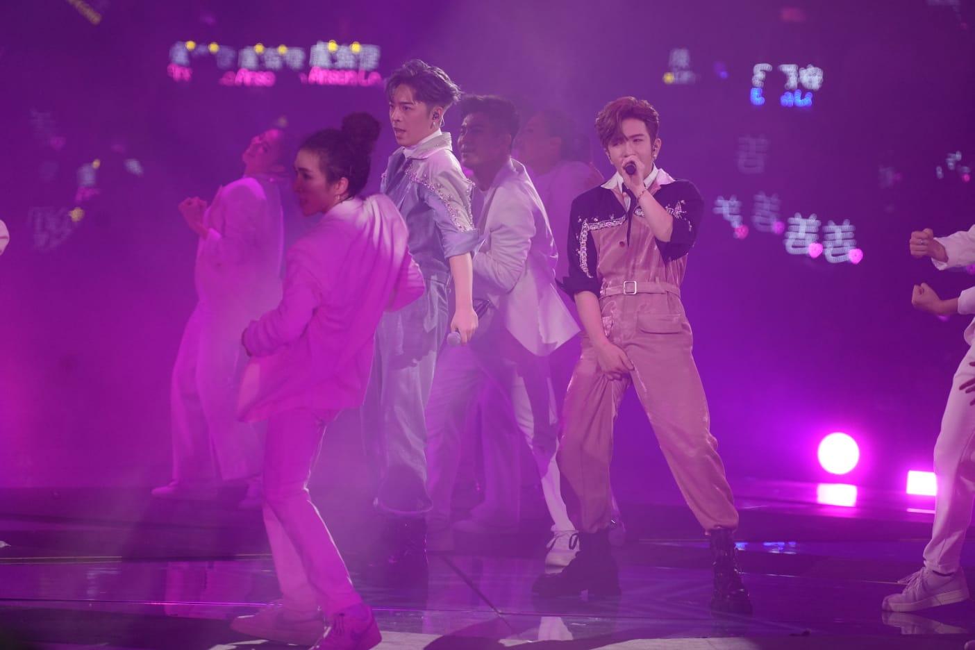 「登神CP」脫下外衣,換上輕便造型先後跳唱《Elevator》及《Megahit》。