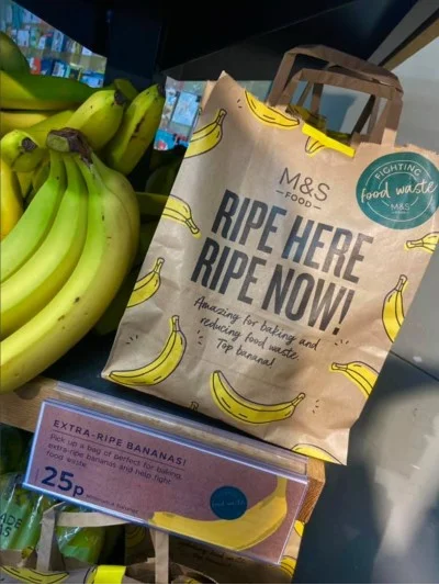 英國馬莎把已熟的香蕉特價發售,並附送食譜卡。(互聯網)