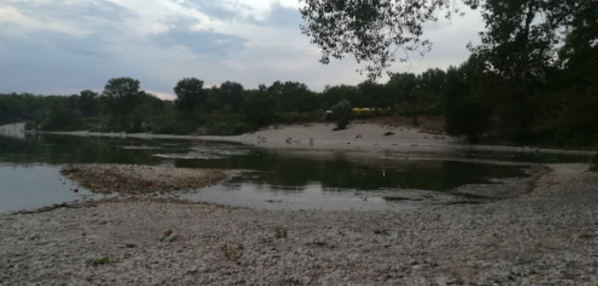 案發的法國天體沙灘位於里昂市郊。(互聯網)