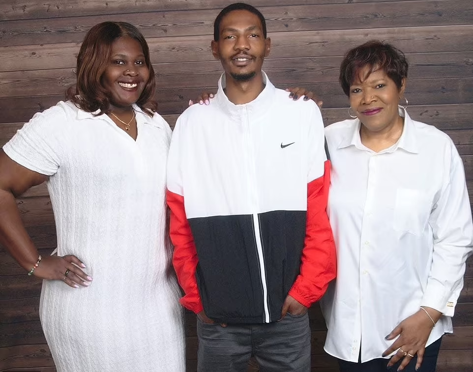 沃克(中)與家人。(互聯網)