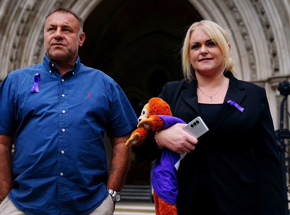 巴特斯比的父母拒絕讓愛兒拔喉。(互聯網)