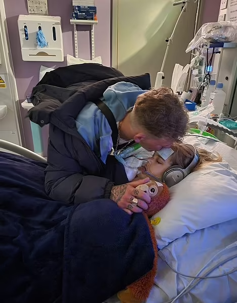 哥哥親吻卧床的巴特斯比。(互聯網)