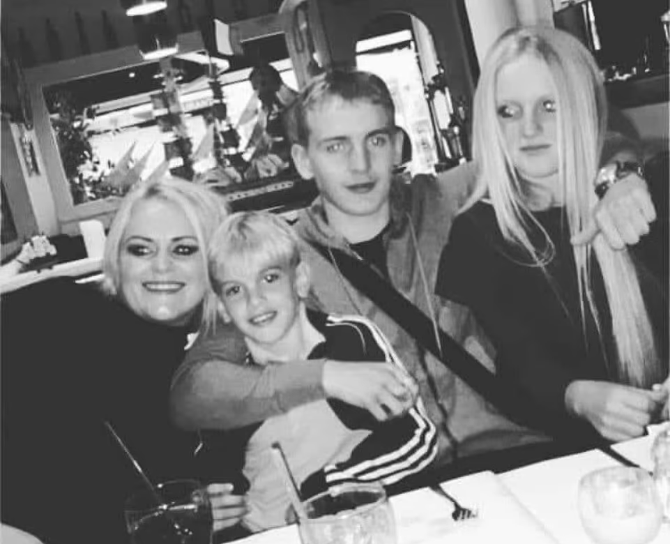 巴特斯比與媽媽(左)、哥哥及姐姐合照。(互聯網)