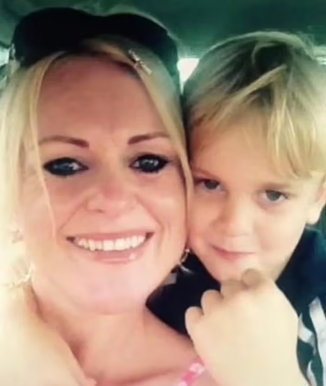 巴特斯比與媽媽。(互聯網)