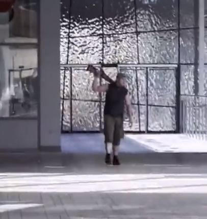 網上片段見槍手手槍長槍徘徊。(Twitter)