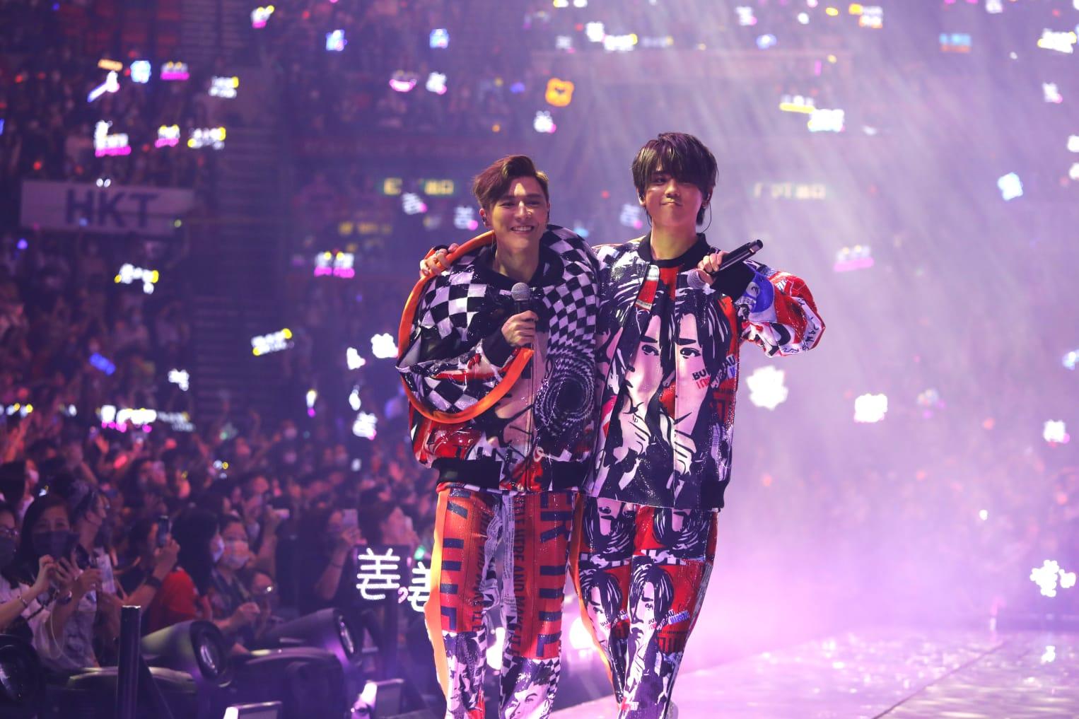 MIRROR穿上印有各自肖像的繽紛歌衫。