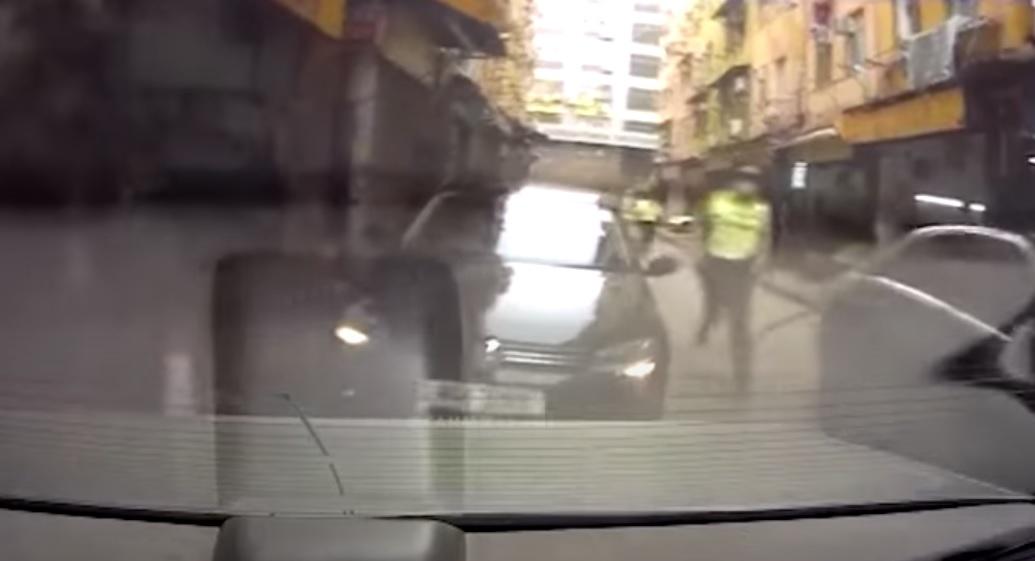 車主跳上車極速逃離現場