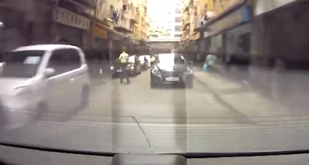 交通督導員隨即轉身,阻止身後的私家車駛走。