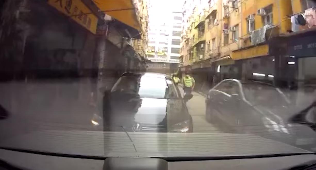 車Cam直擊|交通督導員落力跑追車抄牌 網民笑指「要破大案」