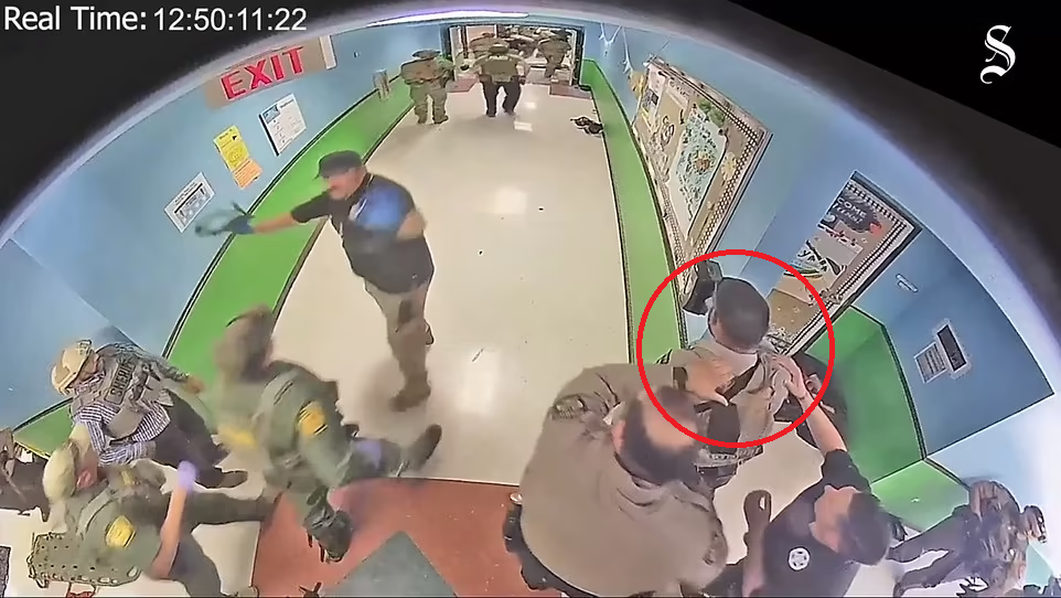 當日警方到場逾一小時仍不進攻,警員Rubio(紅圈)女兒是該校學生,他焦急如焚但被同僚阻止救人。(互聯網)