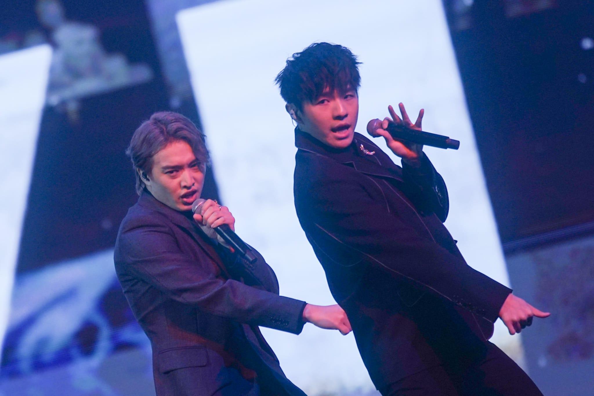 Jer與MIRROR成員獻唱《金人》。