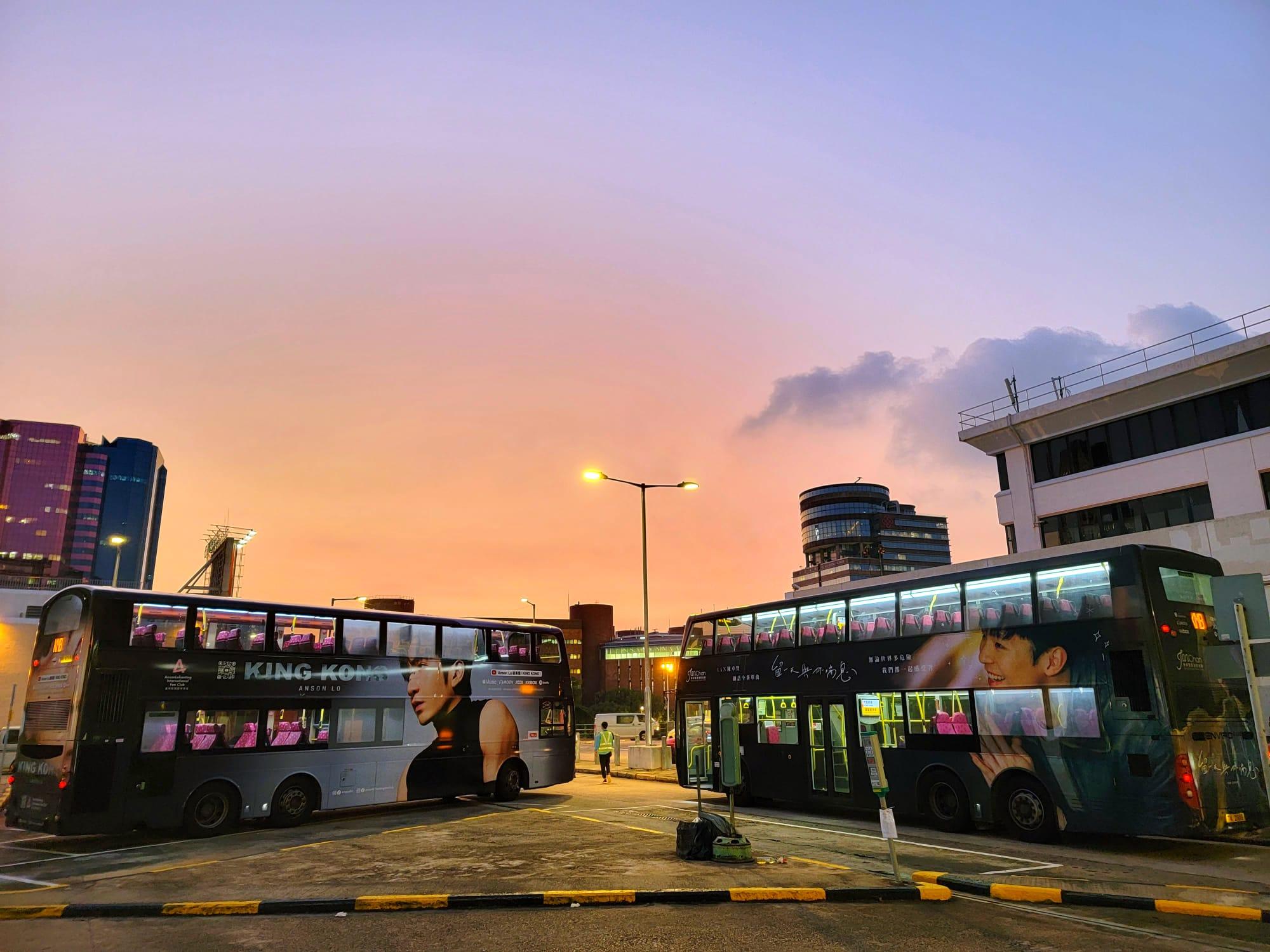 鏡仔的應援巴士出現紅館一帶。