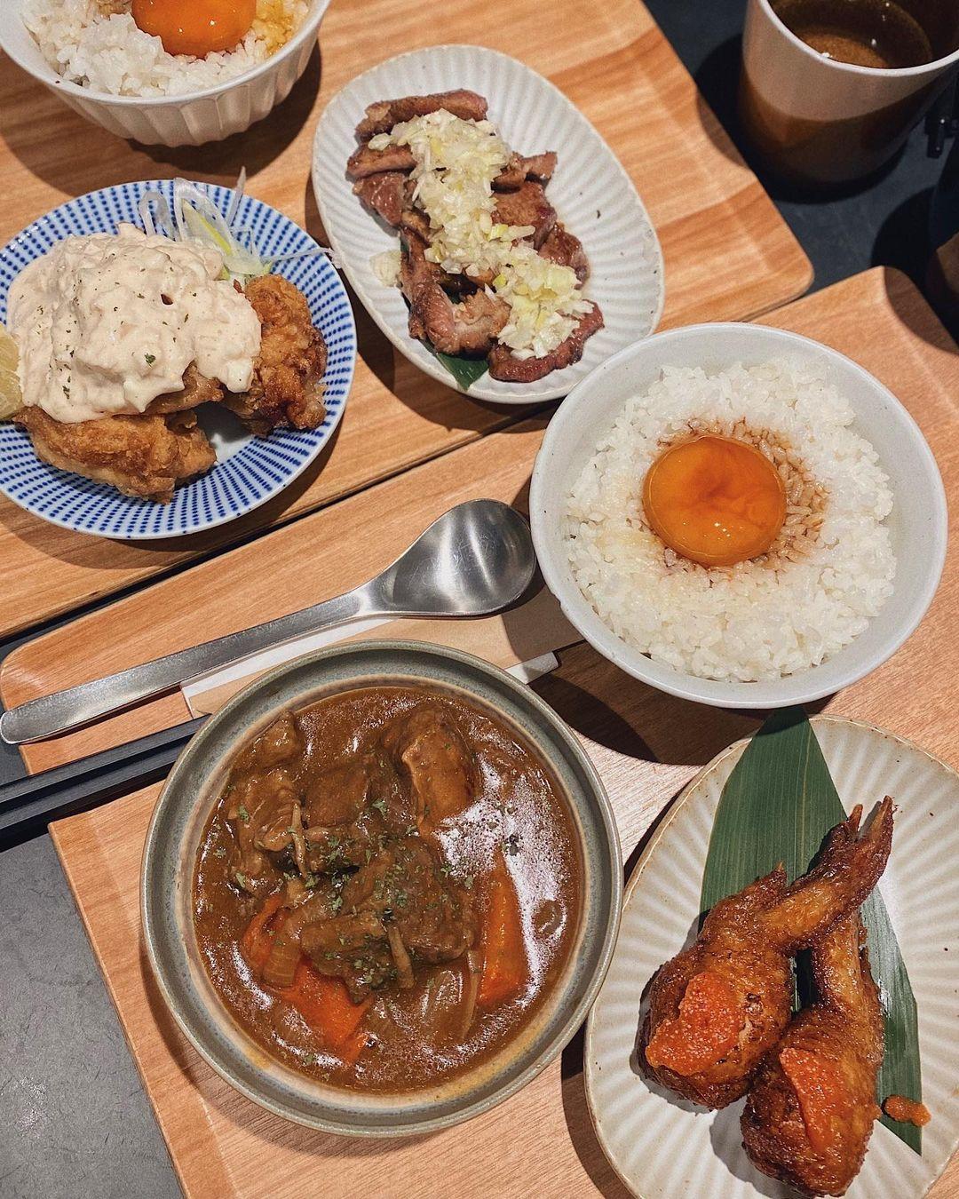 主打日式一汁多菜,自選飯、冷熱小菜、飲品及甜品。(Instagram @ eathappilyhk)