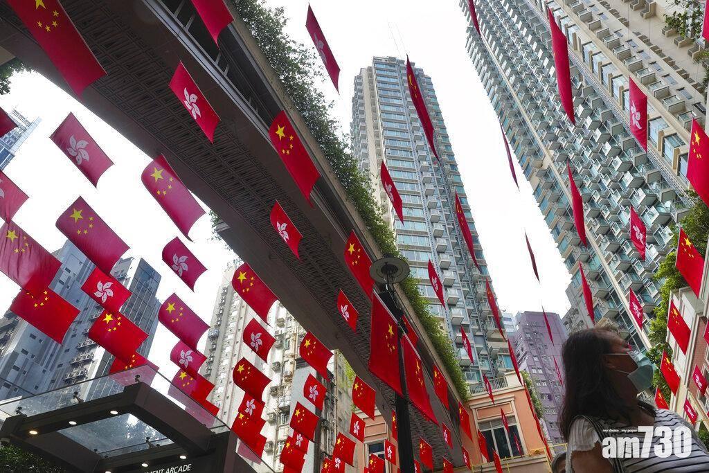 屈穎妍不滿團體燈柱掛國旗遭索14.7萬元租金 路政署允退款