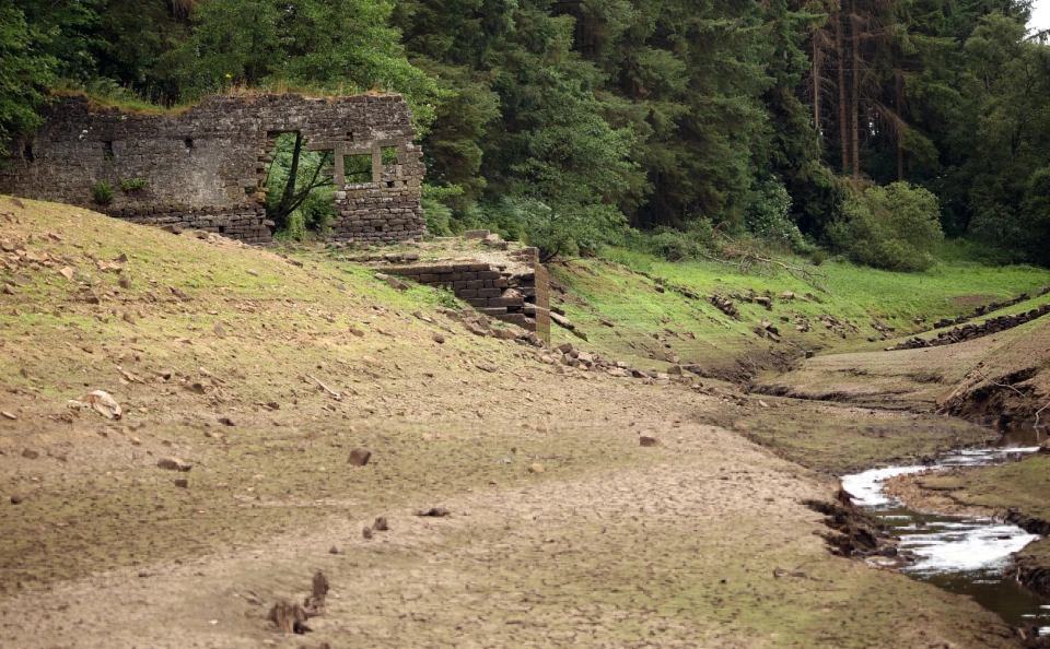 這裡本來是水塘,因水位驟降而露出舊村落遺跡。(互聯網)
